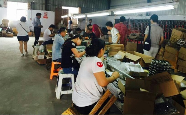 河南金宏源员工正在工作